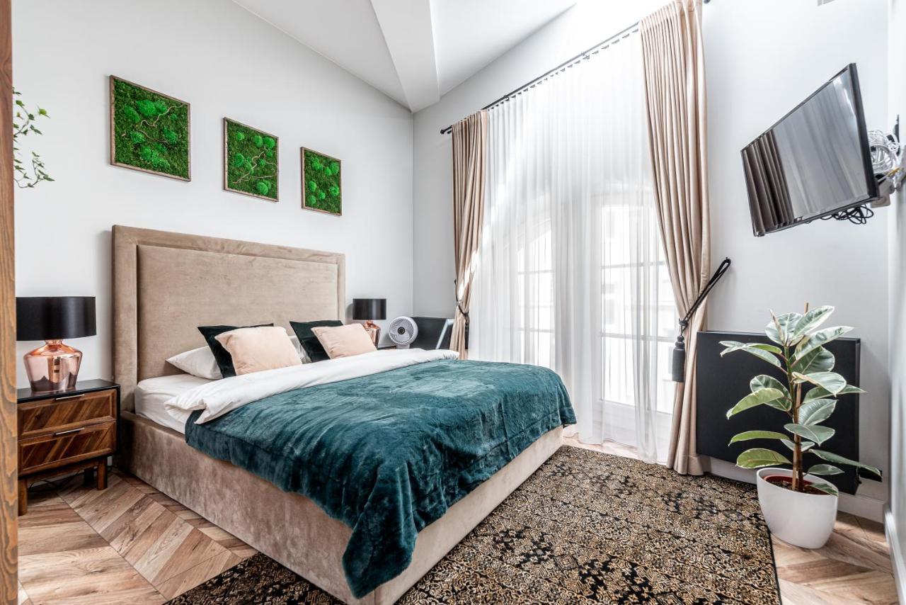 Sun Lighted Cathedral Square Studio Apartment Vilnius Luaran gambar