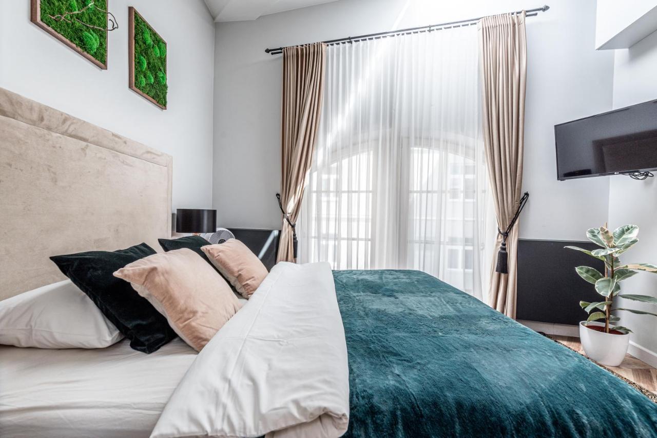 Sun Lighted Cathedral Square Studio Apartment Vilnius Luaran gambar